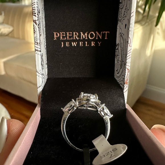 Beautiful Solitaire PEERMONT Jewerly Ring - Picture 4 of 6